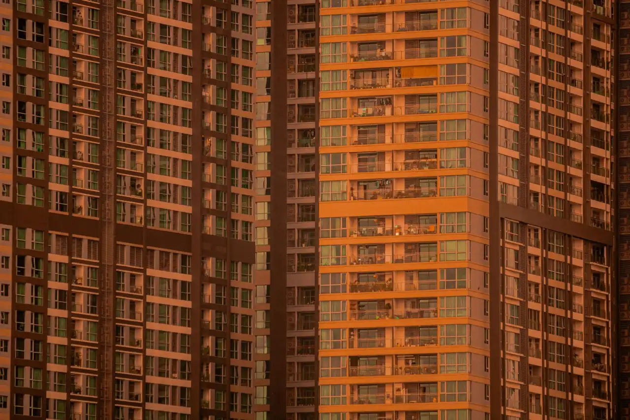 AGV搬运车导航方式对比分析：激光SLAM与磁条导引的选型要点
