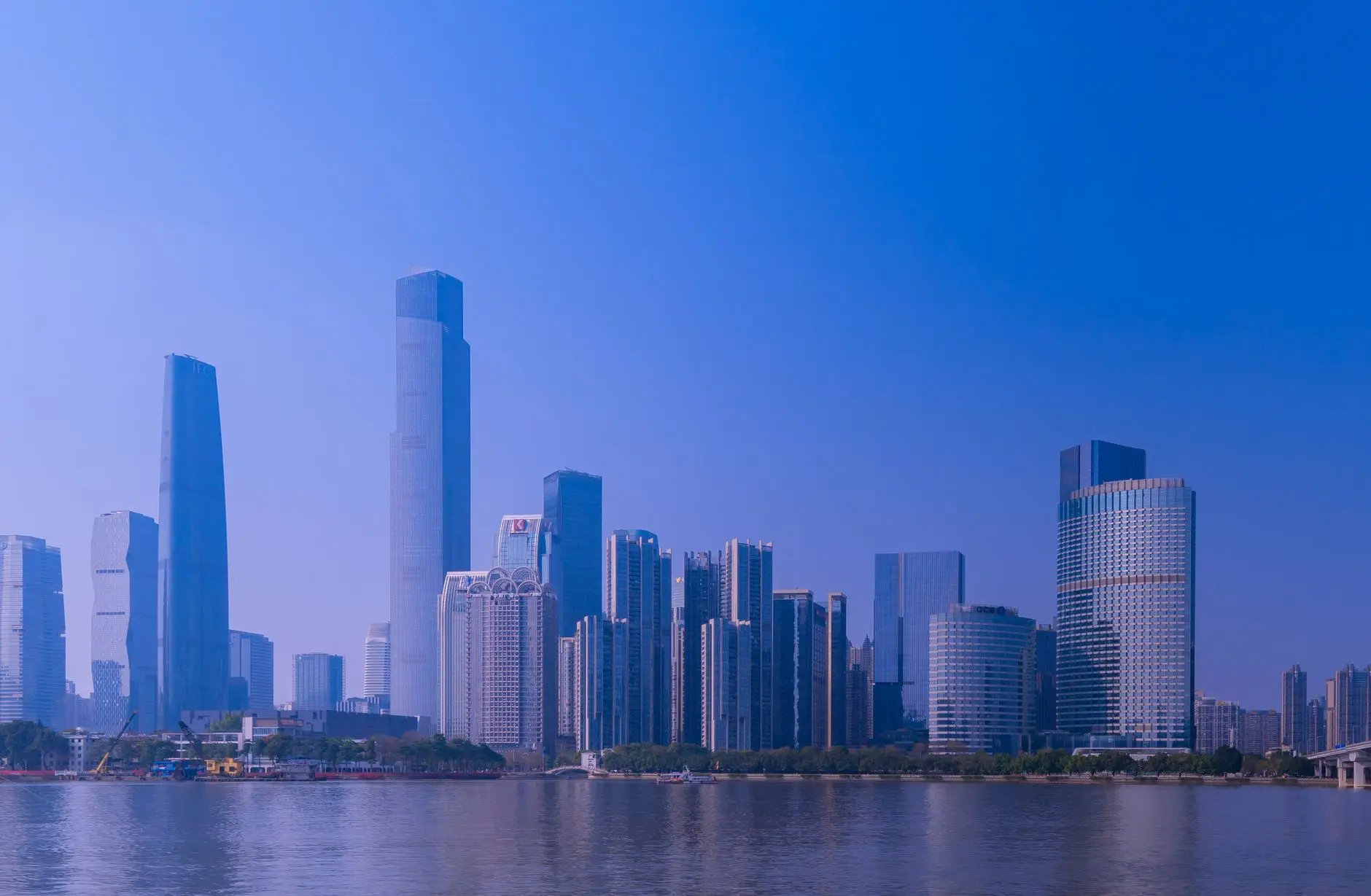 无人叉车在工厂产线物料流转中的技术优势与部署要点