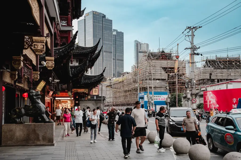 AGV搬运车与无人叉车在智能工厂中的协同作业方案解析