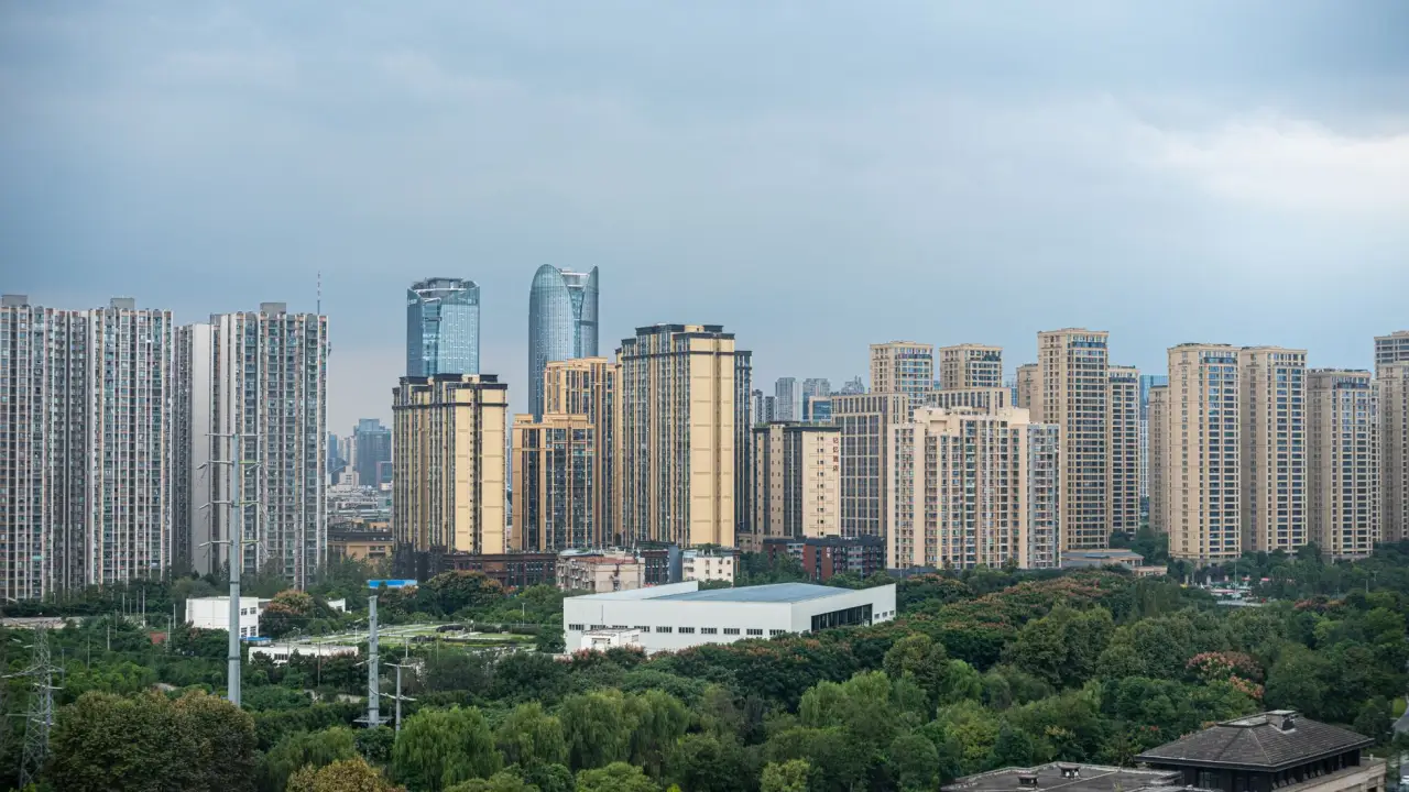 AGV搬运车与料箱机器人在物流中心自动搬运方案中的选型对比