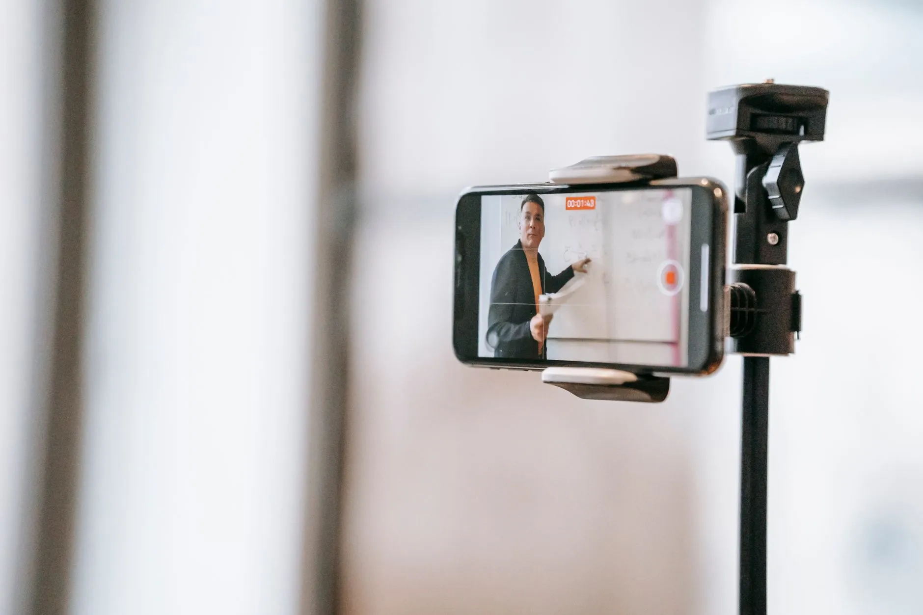 2025年智能物流设备市场趋势与AGV搬运车应用前景分析