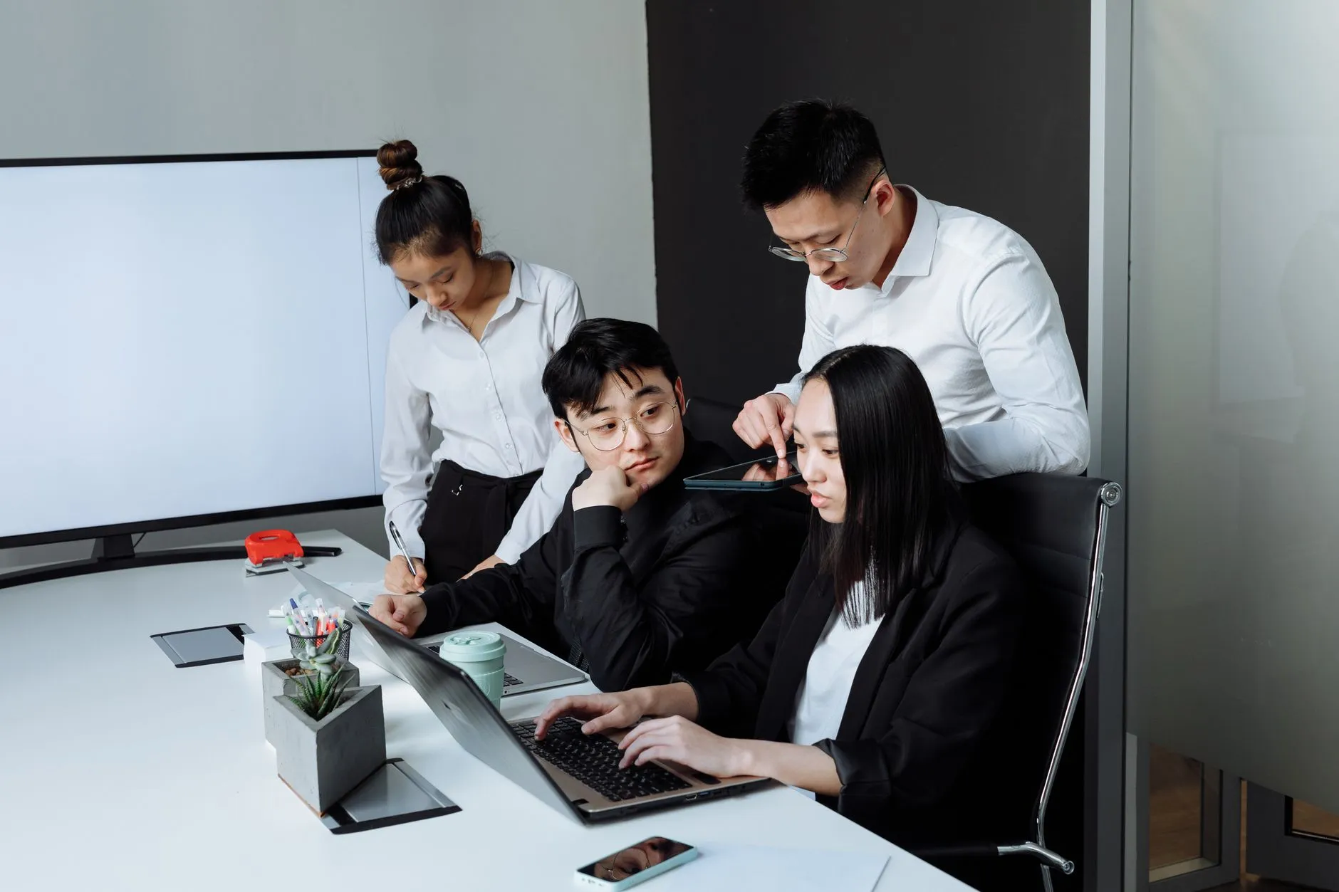AGV搬运车与无人叉车在智能仓储中的协同应用方案