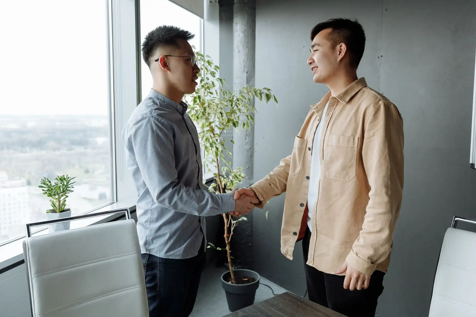 2025年AGV搬运车行业新规解读与上海工厂应用趋势分析