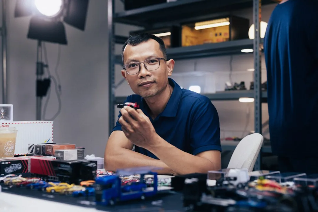 AGV搬运车与料箱机器人协同作业：提升工厂物料流转效率的实践