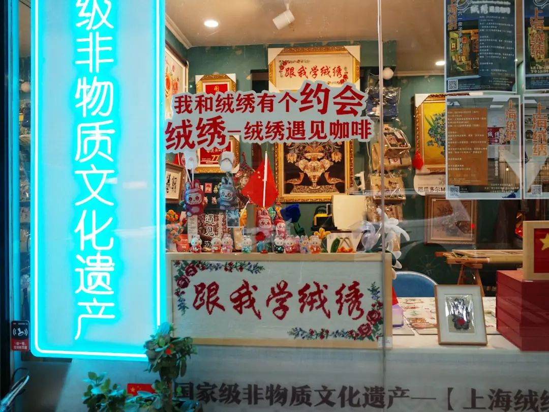 2025年AGV搬运车导航技术路线对比分析:SLAM与磁条方案优劣