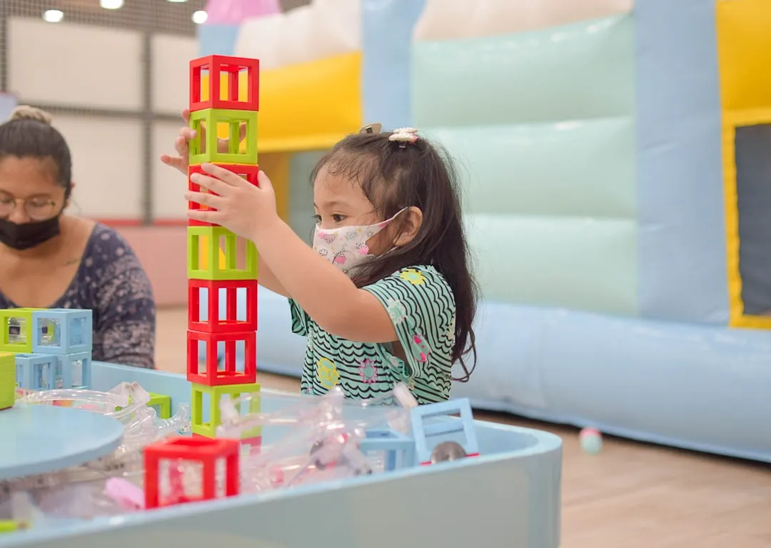 AGV搬运车导航方式对比分析：激光SLAM与磁条导引的选型要点