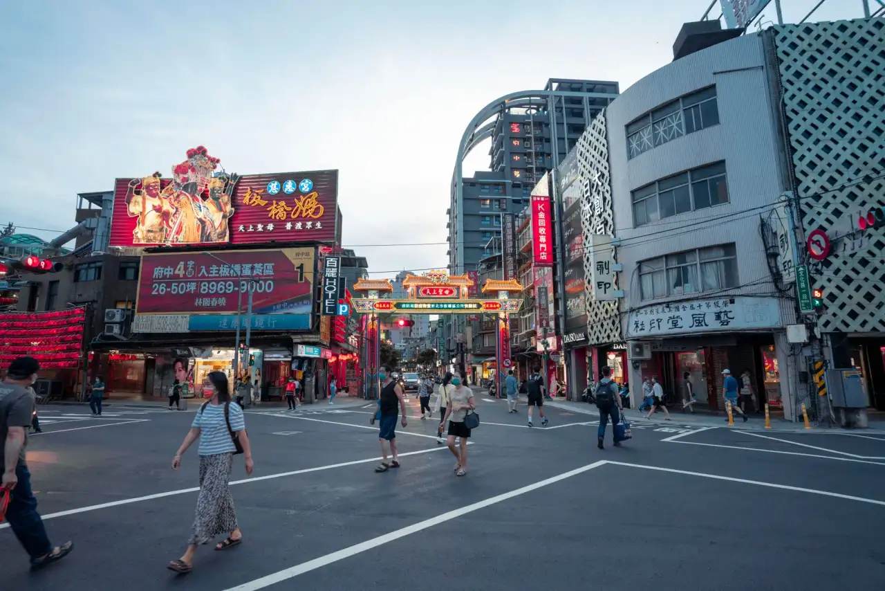 无人叉车与料箱机器人协同方案在物流中心的实践价值