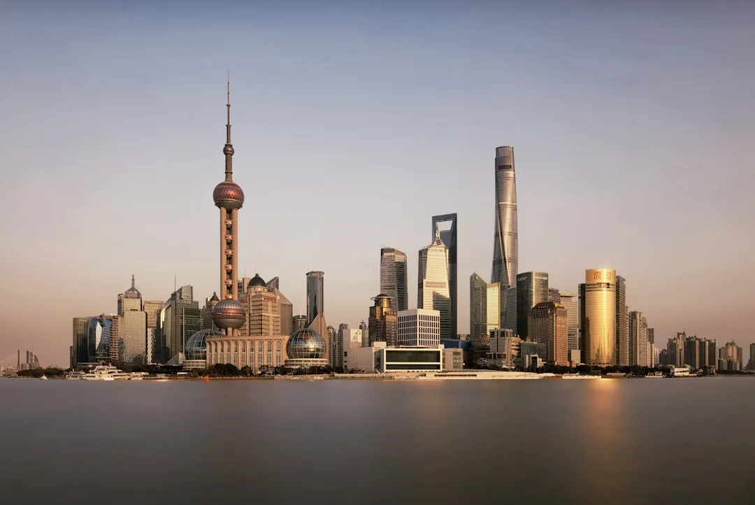 AGV搬运车与无人叉车在智能仓储中的应用对比分析