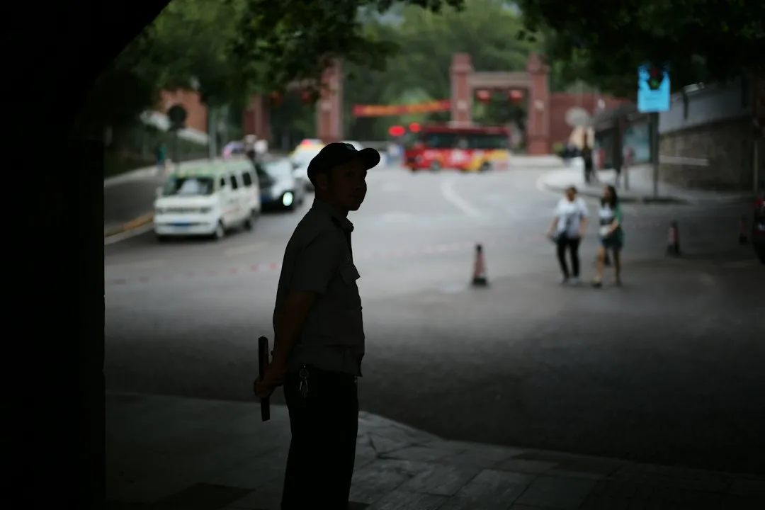 AGV搬运车与料箱机器人在物流中心自动搬运方案中的对比选型