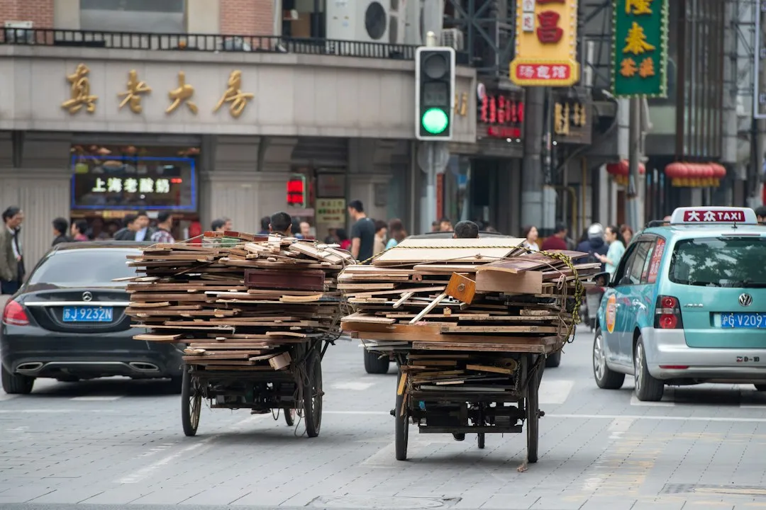 AGV搬运车与无人叉车协同作业方案提升工厂物流效率